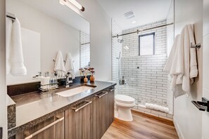 Regadera, secadora de cabello, toallas 