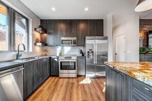 Geladeira, micro-ondas, fogão, cooktop