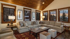 Smart-TV, Kamin, Tischfußball, Arbeitsbereiche