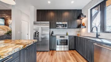 Fridge, microwave, oven, stovetop