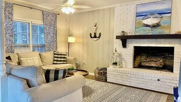 Smart-tv, eldstad, böcker och en stereo