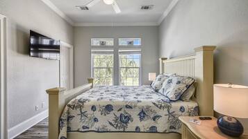 3 bedrooms, premium bedding, desk, laptop workspace