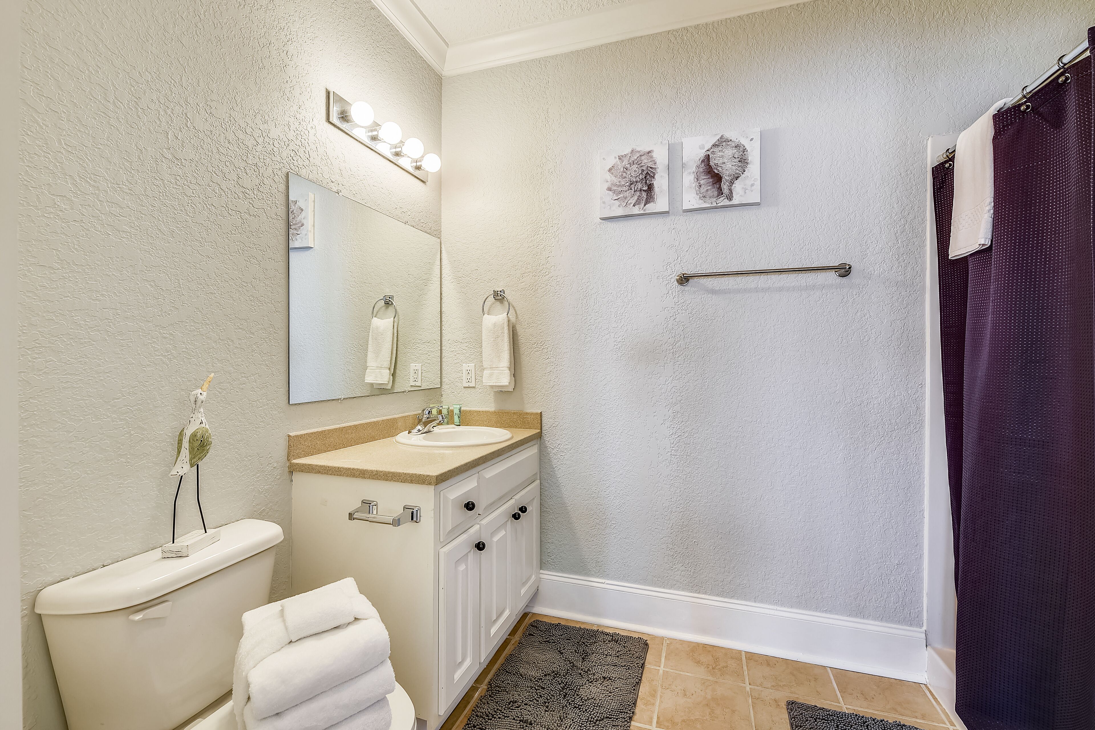 Un bagno con servizi igienici, lavabo e zona doccia.