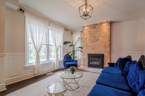 Smart-TV, Kamin, Bücher