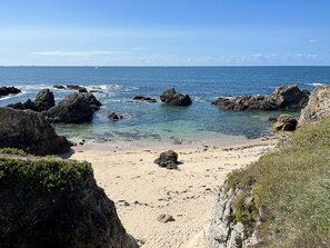 A coastal beach with rocky formations and clear blue water. - La Baule Centre, 50 m de la Plage, Très Beau T2 au Calme, Balcon vue Mer et Pins (La Baule-Escoublac)