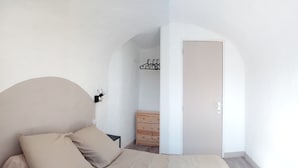 Ein Schlafzimmer mit einem Bett, einem Schminktisch und einem Kleiderschrank.