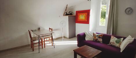 TV, bøker og stereoanlegg