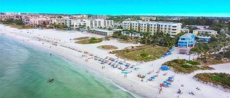 Playa en los alrededores, camastros y toallas de playa