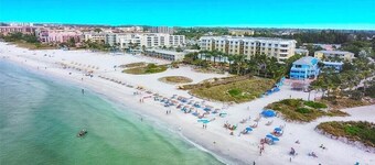 Completely Remodeled- 150 Yards to Beach and Restaurants!