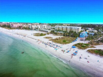 Completely Remodeled- 150 Yards to Beach and Restaurants!