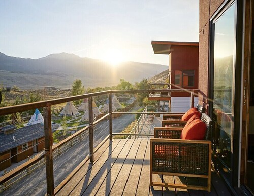 Custom 4 Bedroom Suite at Yellowstone Park. Three Decks w/ stunning views & BBQ!