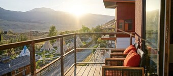 Custom 4 Bedroom Suite at Yellowstone Park. Three Decks w/ stunning views & BBQ!