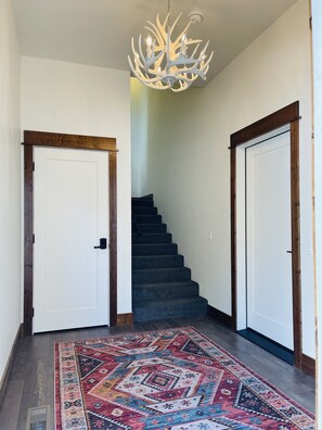 Interior - Custom 4 Bedroom Suite at Yellowstone Park. Three Decks w/ stunning views & BBQ! (Gardiner)