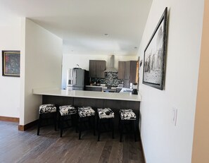 Køleskab, mikrobølgeovn, ovn, kogeplade