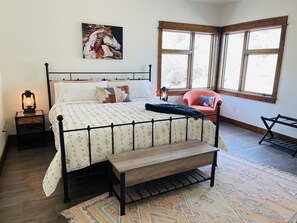 4 chambres, fer et planche à repasser, lit de bébé portatif