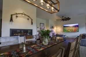 Dining - Custom 4 Bedroom Suite at Yellowstone Park. Three Decks w/ stunning views & BBQ! (Gardiner)