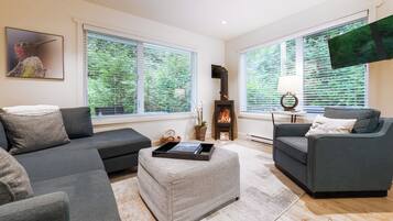 Smart-tv, eldstad och böcker