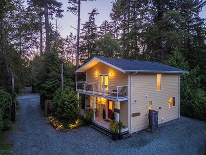 Tofino Hummingbird Cottage: Across from Chesterman Beach -"Serenity by the Sea"
