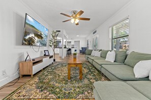 Smart TV - ⭑ Tampa Pool Family Home- Clean- Cozy-Great Location ⭑ (Tampa)