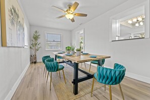 Dining - ⭑ Tampa Pool Family Home- Clean- Cozy-Great Location ⭑ (Tampa)