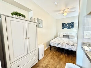 Iron/ironing board, free WiFi, bed sheets