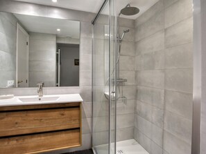 Baignoire, serviettes fournies, savon, papier de toilette