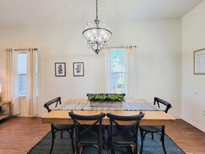 Dining - The Bunk Haus - Sleeps 8 Guests + Beautiful NEW POOL! (Willis)