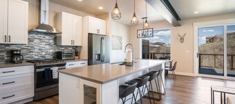 New Family-Friendly Home Overlooking Fox Creek, Large Deck & Cozy Furnishings