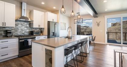 New Family-Friendly Home Overlooking Fox Creek, Large Deck & Cozy Furnishings