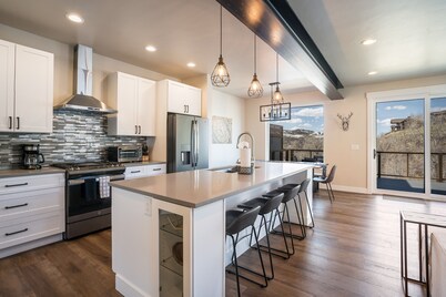 New Family-Friendly Home Overlooking Fox Creek, Large Deck & Cozy Furnishings