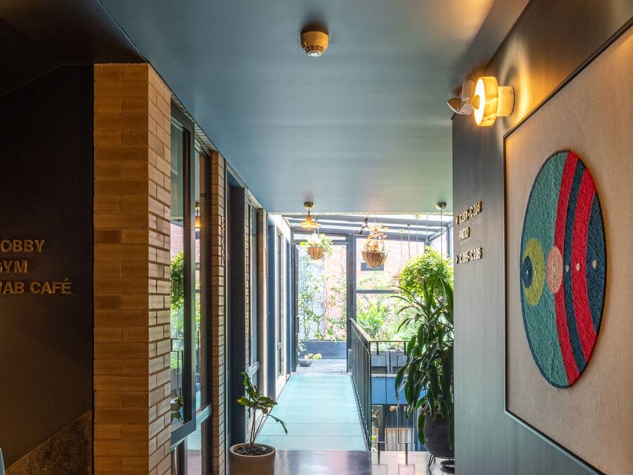 Un pasillo con gimnasio, vestíbulo y cafetería.