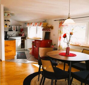 Romantisches Apartment, eigenes Bad (Bergblick) | Speisen