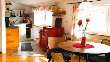 Romantic Apartment, Private Bathroom (Bergblick) | Dining
