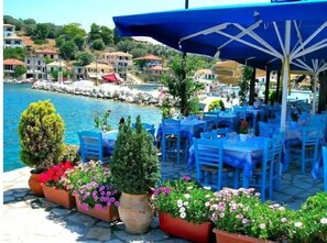 Outdoor dining - Luxurious Villa Enodia, close to heavenly beaches (lefkada)