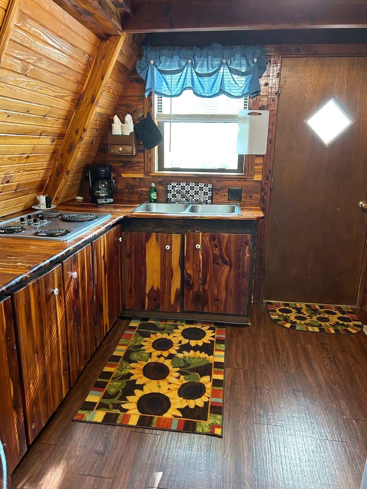 Refrigerador, microondas, parrilla de estufa y cafetera y tetera 
