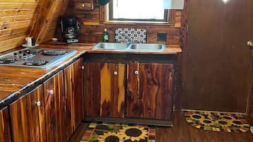Refrigerador, microondas, parrilla de estufa y cafetera y tetera