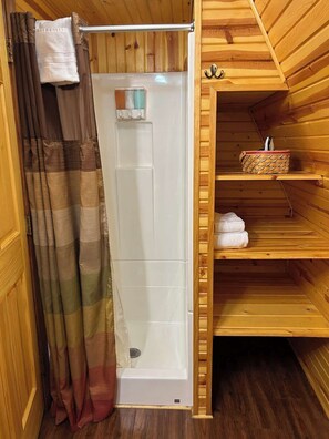 Chuveiro, secador de cabelo, toalhas de banho, sabonete