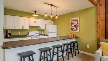 Geladeira, micro-ondas, fogão, cooktop