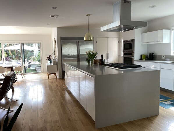 冷蔵庫、電子レンジ、オーブン、コンロ