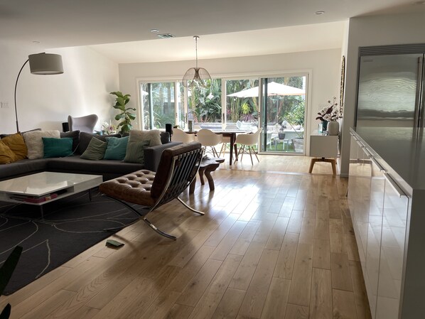 Smart TV, books, stereo, offices