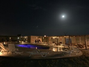 室外游泳池，日光浴躺椅