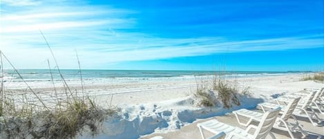 På stranden