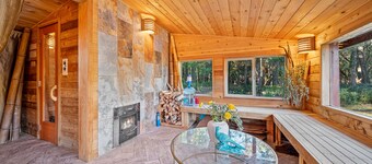 Breathtaking Applegate River Home Retreat ~ On-site Gym, Game Room, and Sauna
