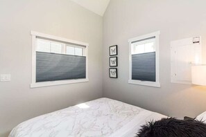 1 bedroom, desk, WiFi, bed sheets
