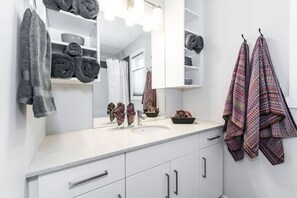 Combined shower/bathtub, hair dryer, towels