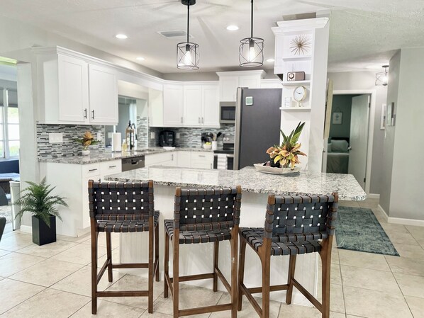 Fridge, microwave, oven, stovetop - Sarasota Serenity (Sarasota)