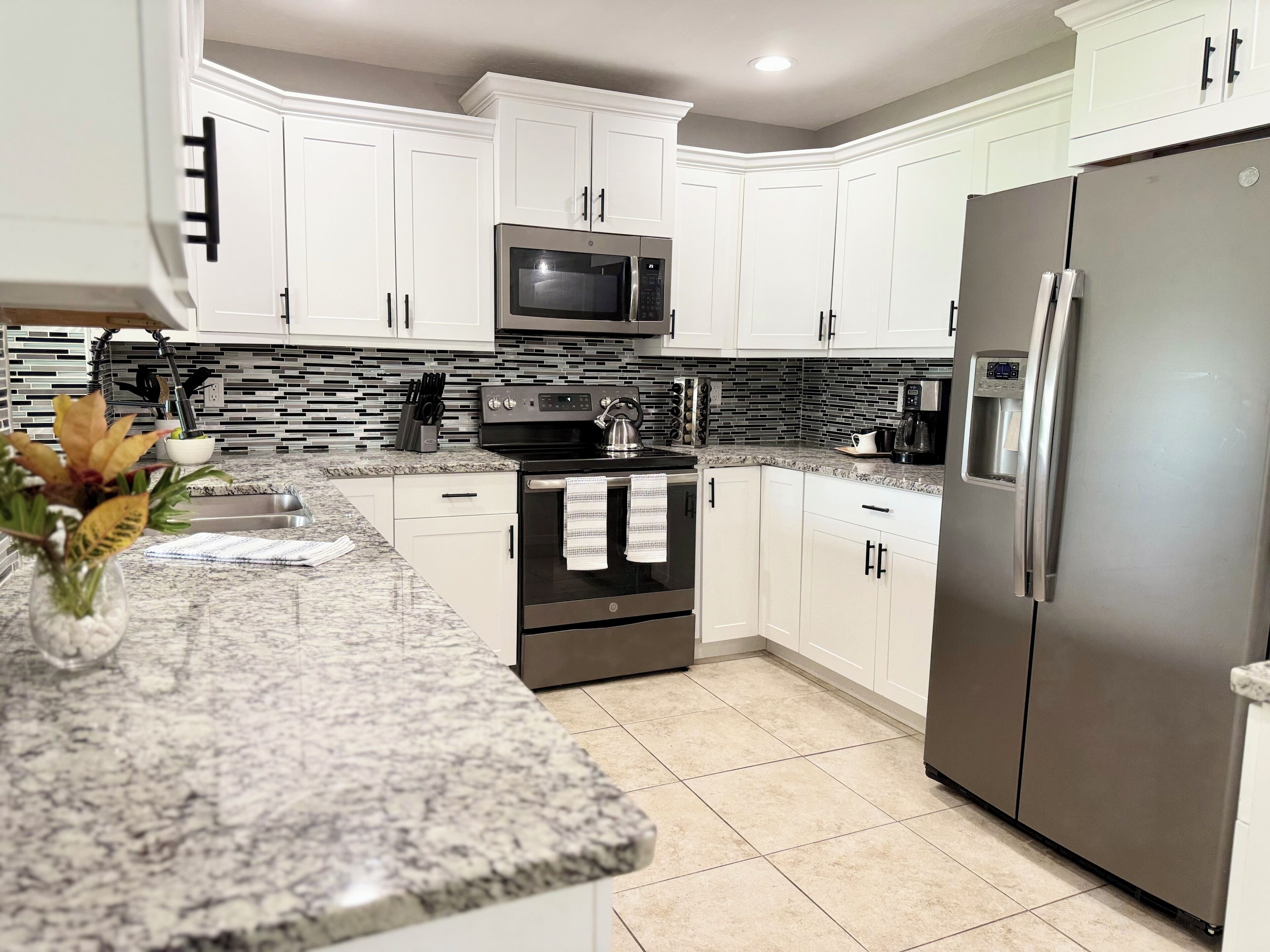 Refrigerador, microondas, horno y parrilla de estufa 