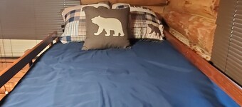 Lakefront Lodge! Private 6 acres; Great Fishing; Dog Friendly; Close to Dells