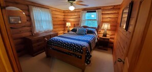 3 bedrooms, free WiFi, bed sheets - Lakefront Lodge! Private 6 acres; Great Fishing; Dog Friendly; Close to Dells (Oxford)