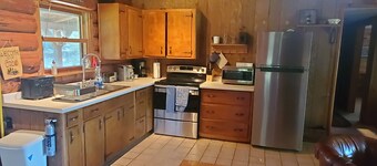 Lakefront Lodge! Private 6 acres; Great Fishing; Dog Friendly; Close to Dells